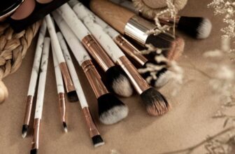 ¿Cuáles son los productos de maquillaje imprescindibles para una noche de glamour?